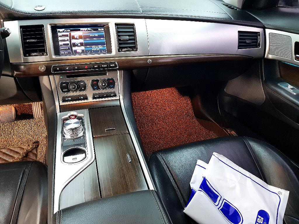 Jaguar XF - Vista 10