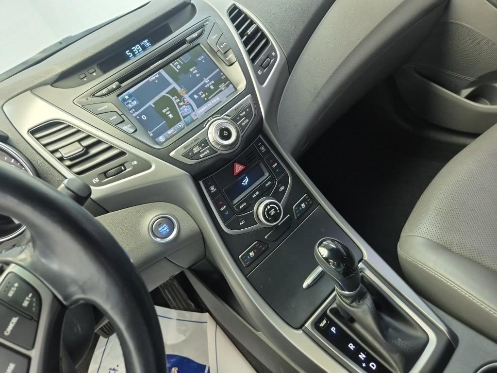 HYUNDAI Avante - Vista 10