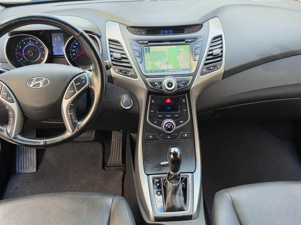 HYUNDAI Avante - Vista 5