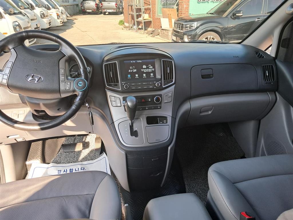 HYUNDAI Starex - Vista 5