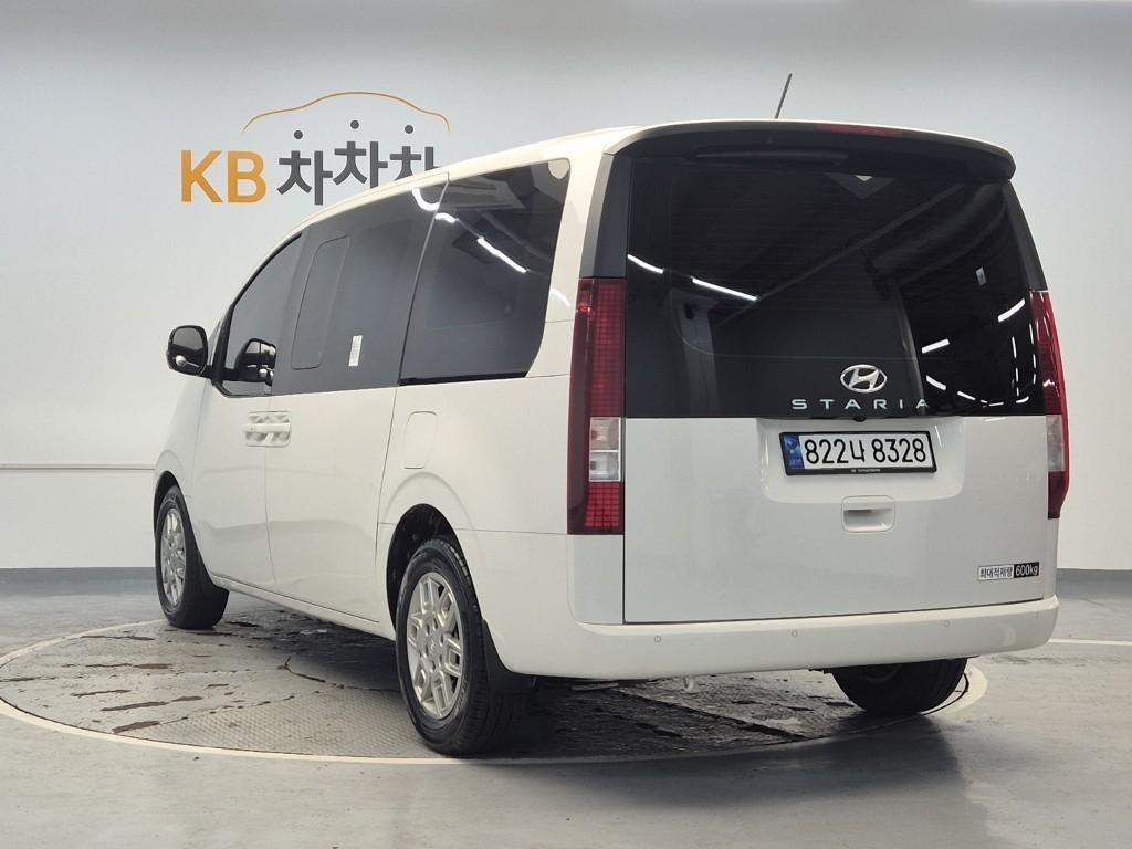 HYUNDAI Staria - Vista 2