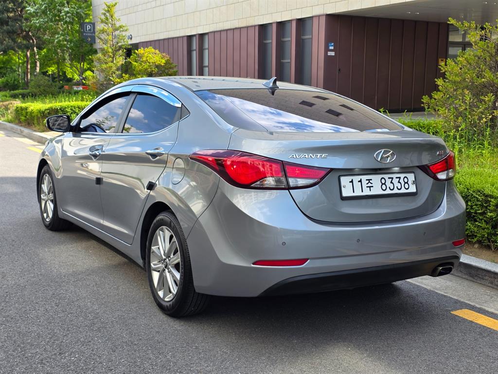 HYUNDAI Avante - Vista 2