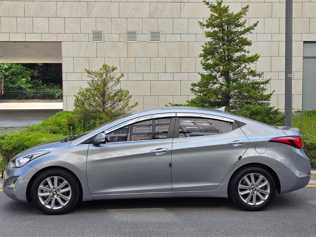 HYUNDAI Avante - Vista 3