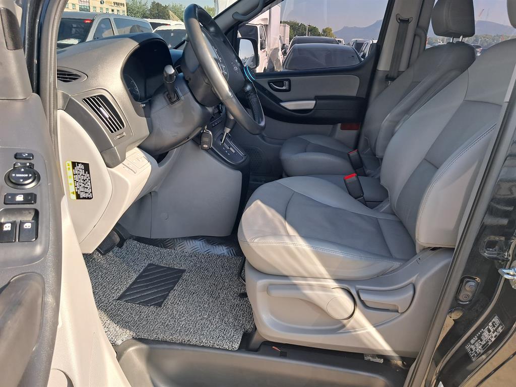 HYUNDAI Starex - Vista 10