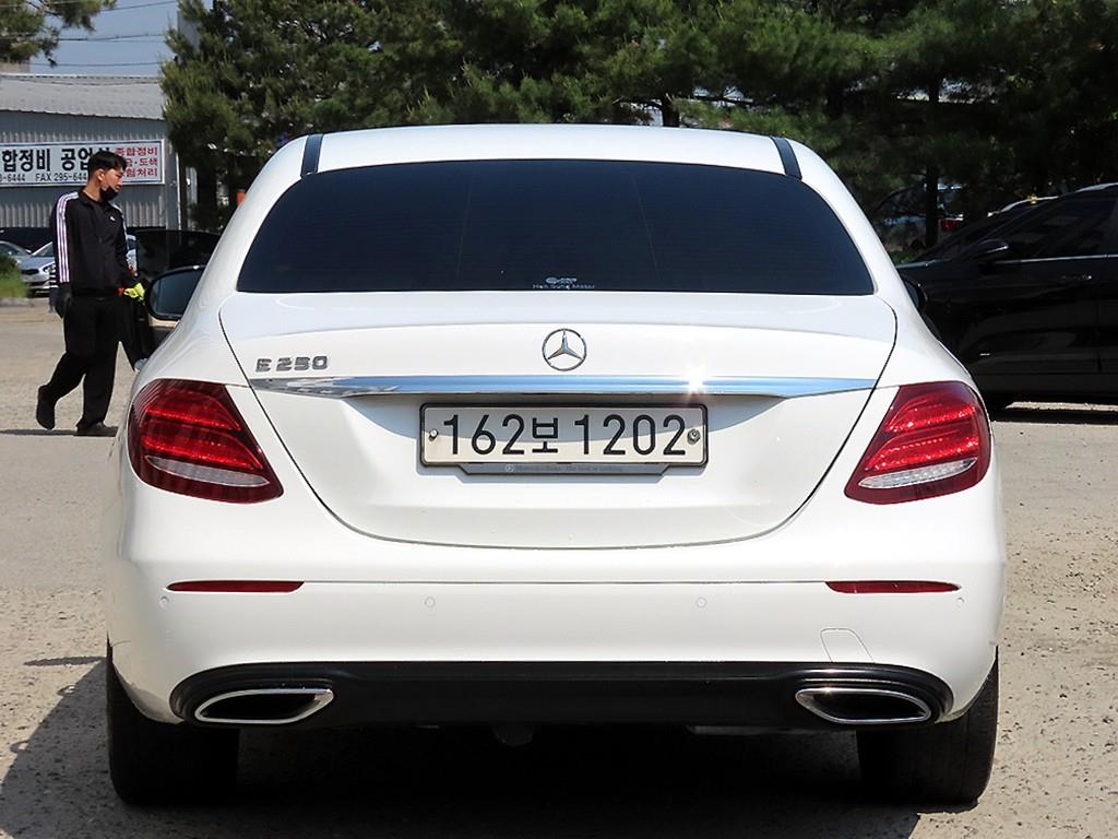 Mercedes Benz E class - Vista 4