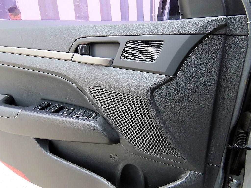 HYUNDAI Avante - Vista 11