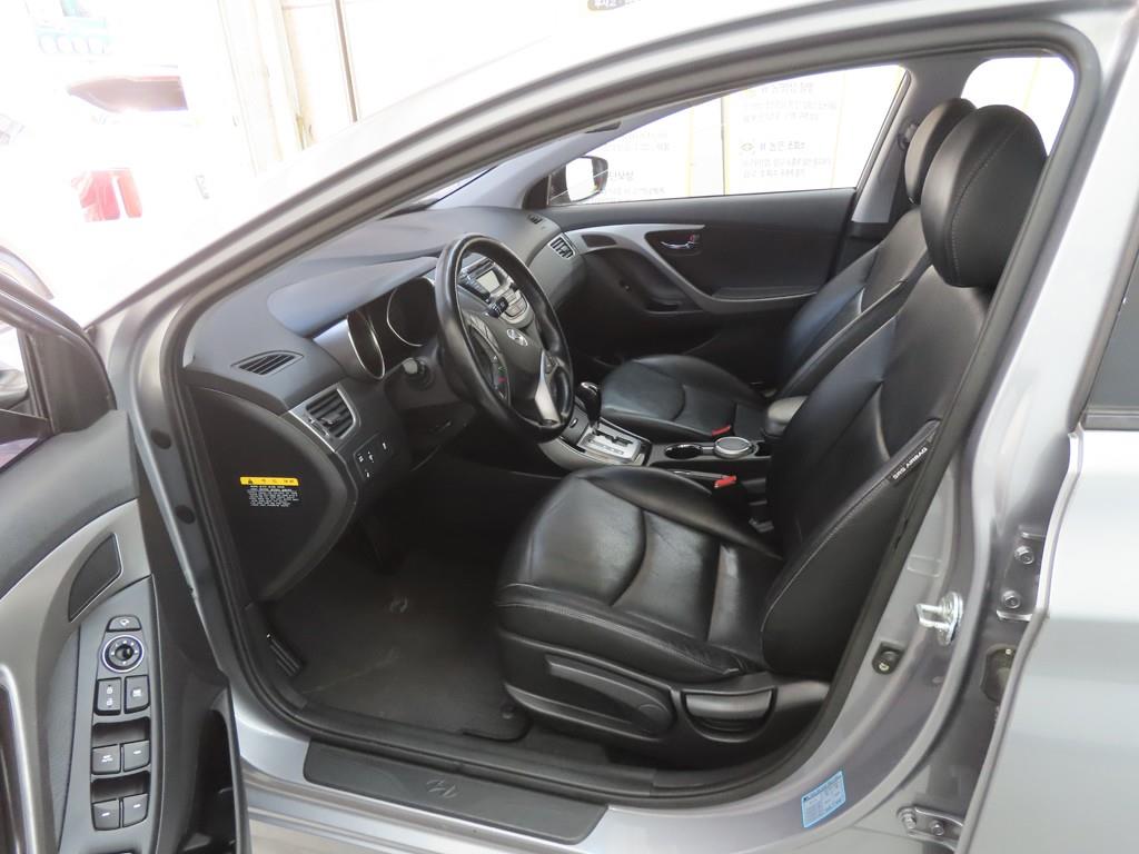 HYUNDAI Avante - Vista 5