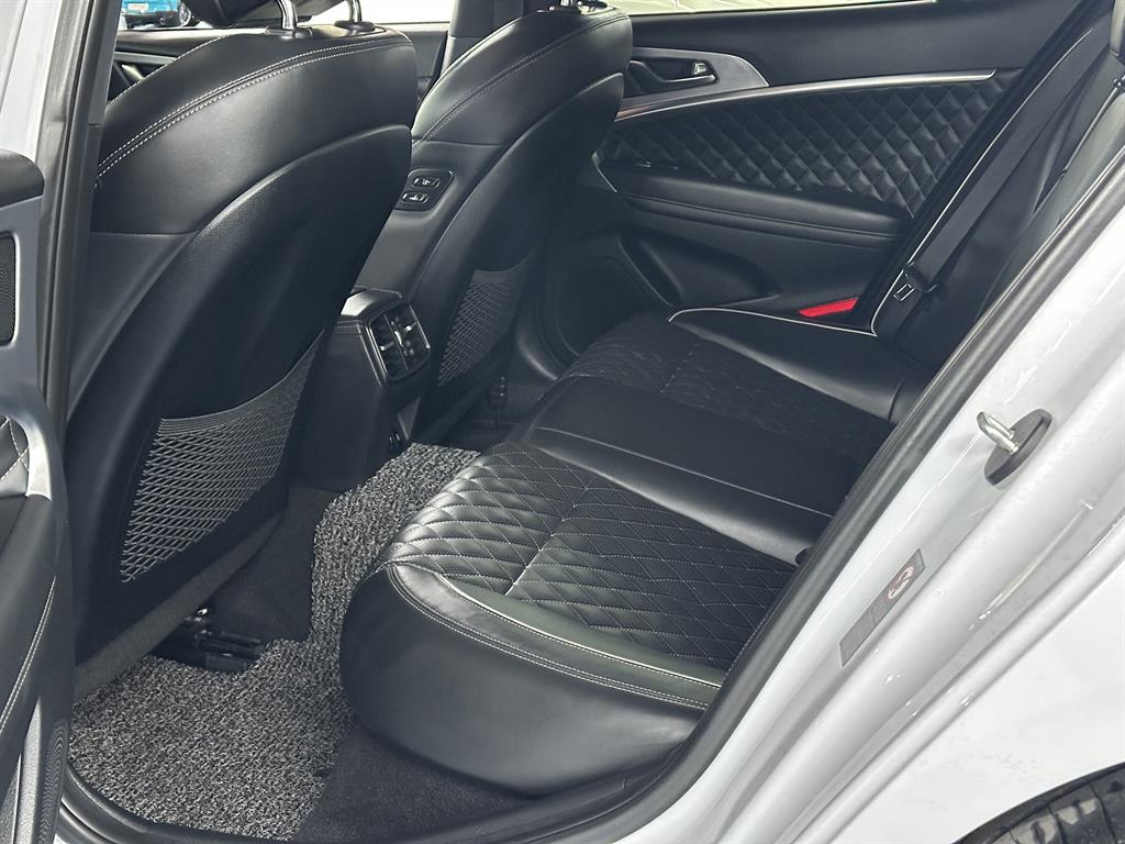 Genesis G70 - Vista 8