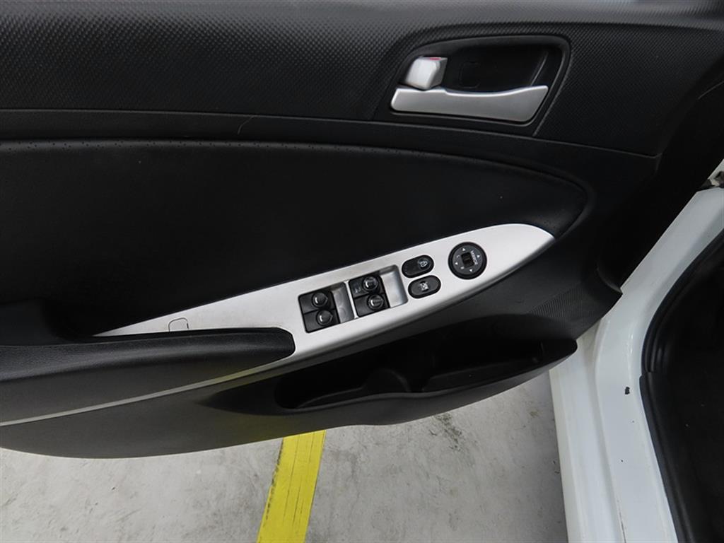HYUNDAI Accent - Vista 11