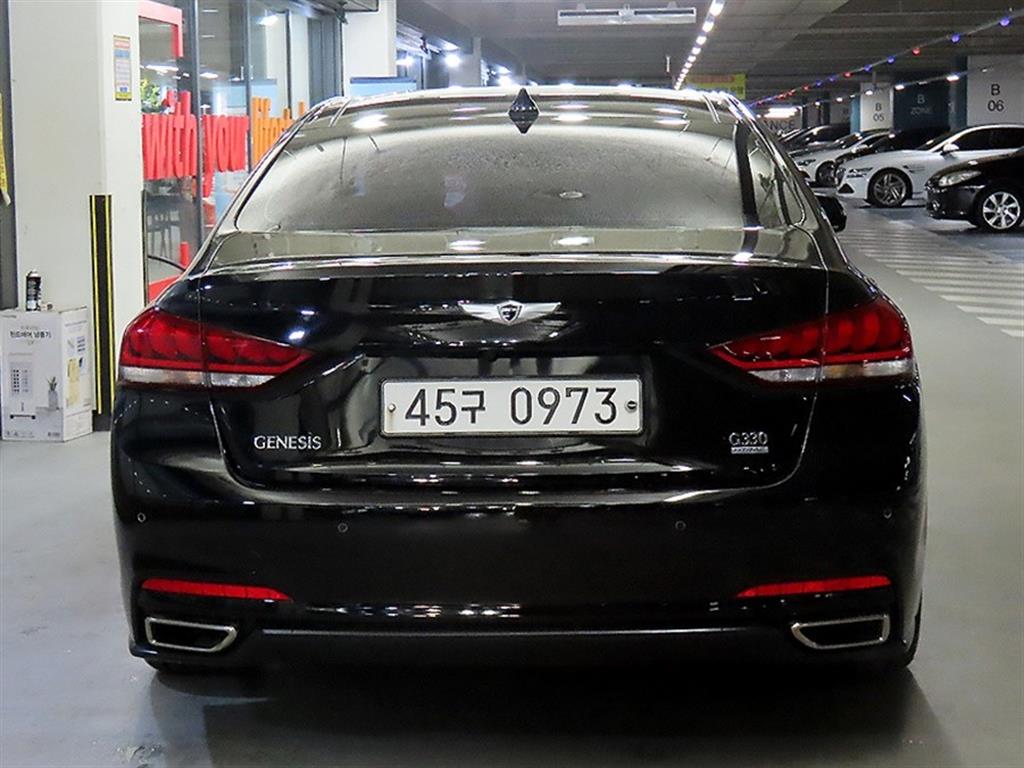 HYUNDAI Genesis - Vista 5