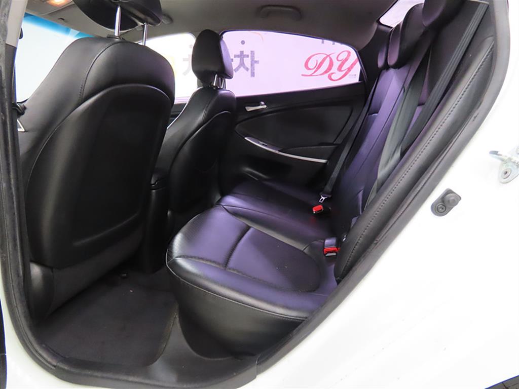 HYUNDAI Accent - Vista 6