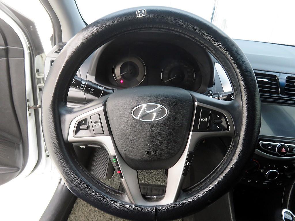 HYUNDAI Accent - Vista 11
