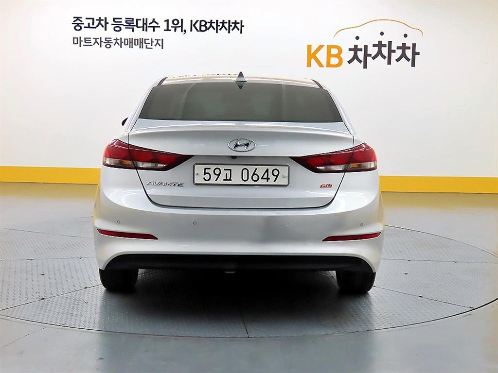 HYUNDAI Avante - Vista 3