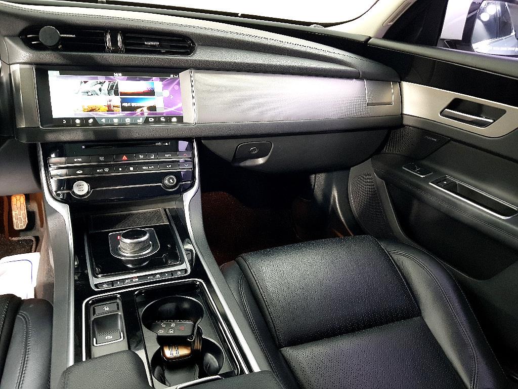 Jaguar XF - Vista 10