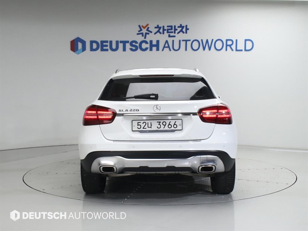 Mercedes Benz GLA Class - Vista 6