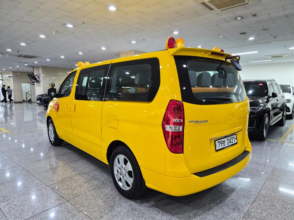 HYUNDAI Starex - Vista 3