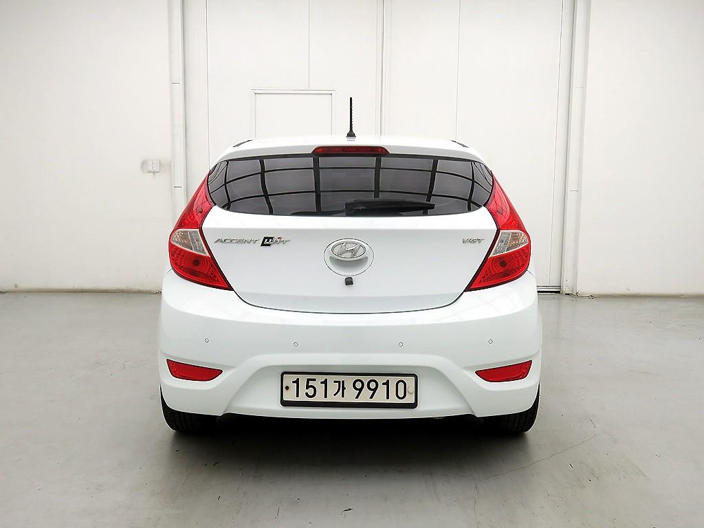HYUNDAI Accent - Vista 3