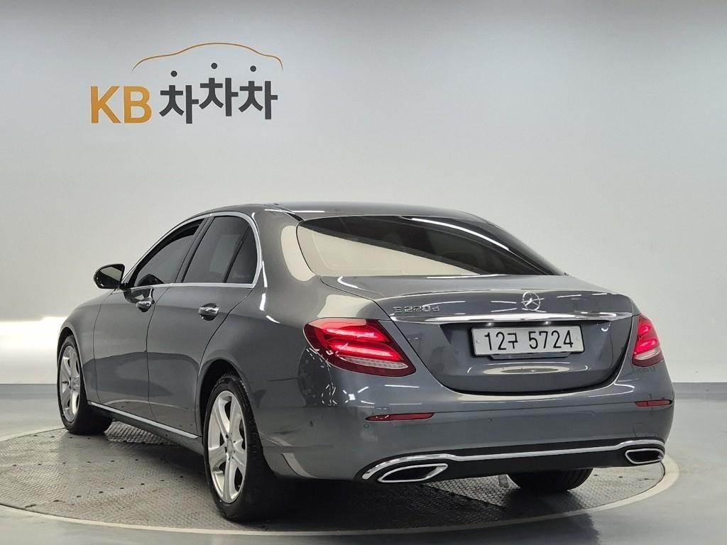 Mercedes Benz E class - Vista 4