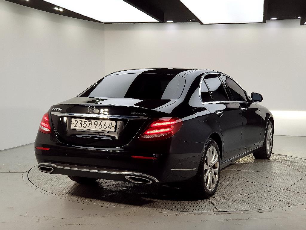 Mercedes Benz E class - Vista 4
