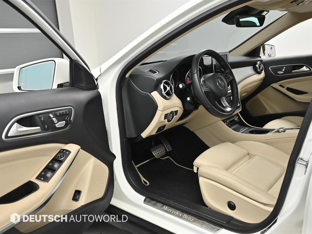 Mercedes Benz GLA Class - Vista 12