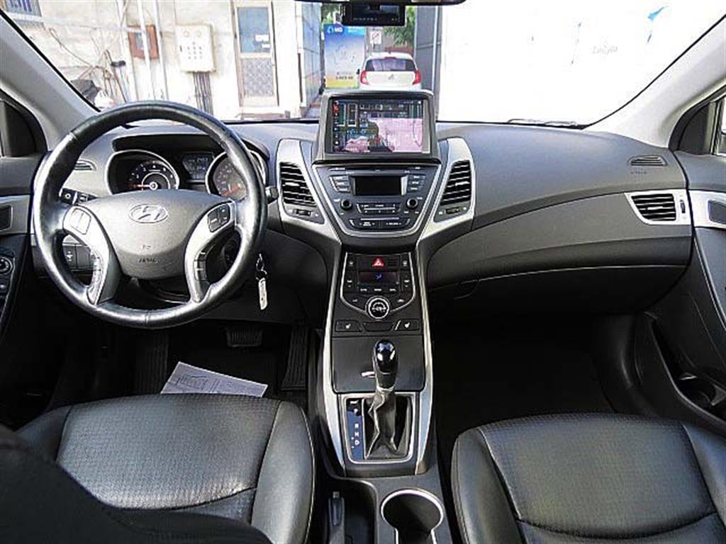 HYUNDAI Avante - Vista 9
