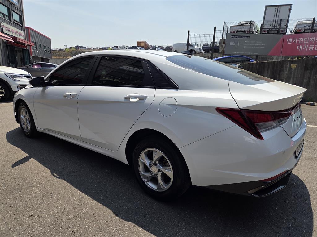 HYUNDAI Avante - Vista 5