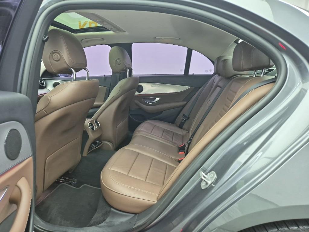 Mercedes Benz E class - Vista 12