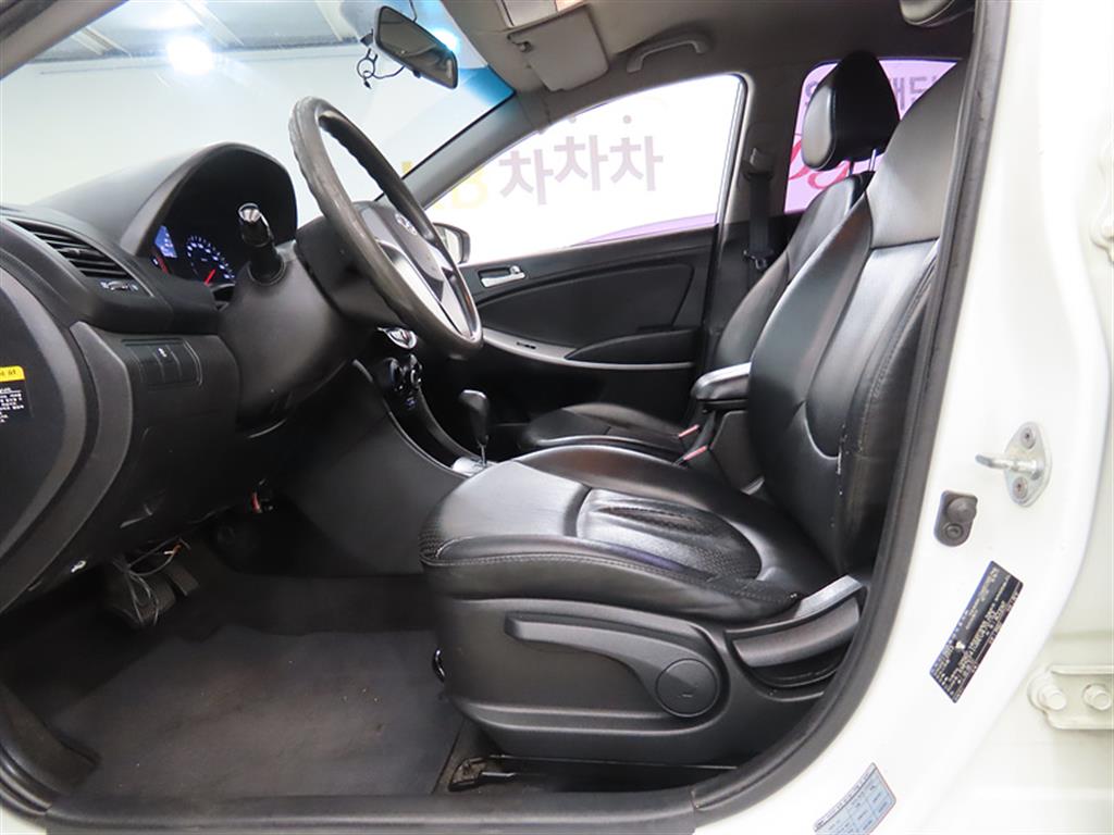 HYUNDAI Accent - Vista 5