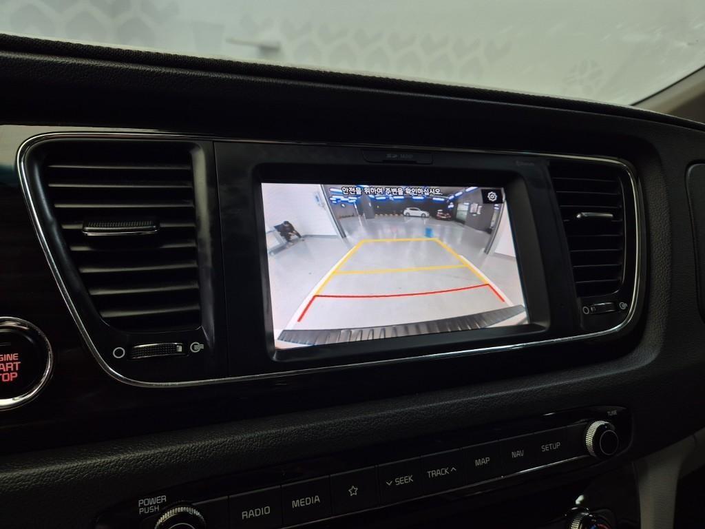 KIA Carnival - Vista 12