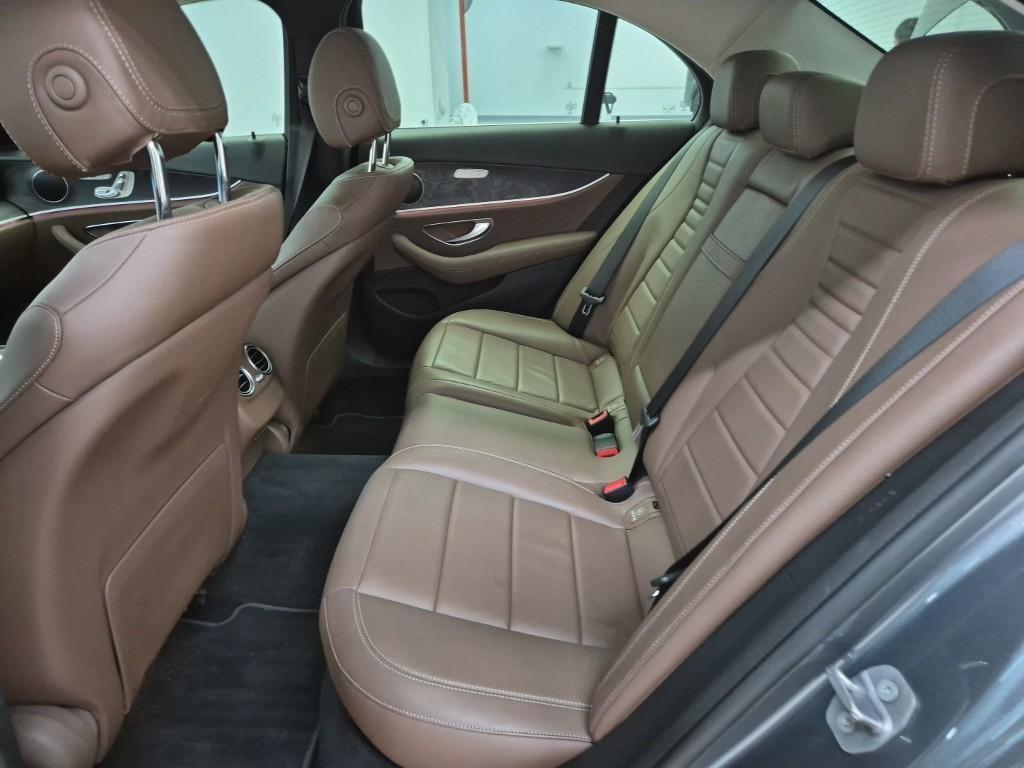 Mercedes Benz E class - Vista 12