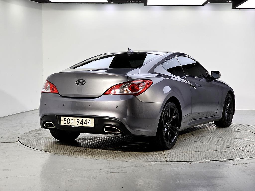 HYUNDAI Genesis - Vista 4