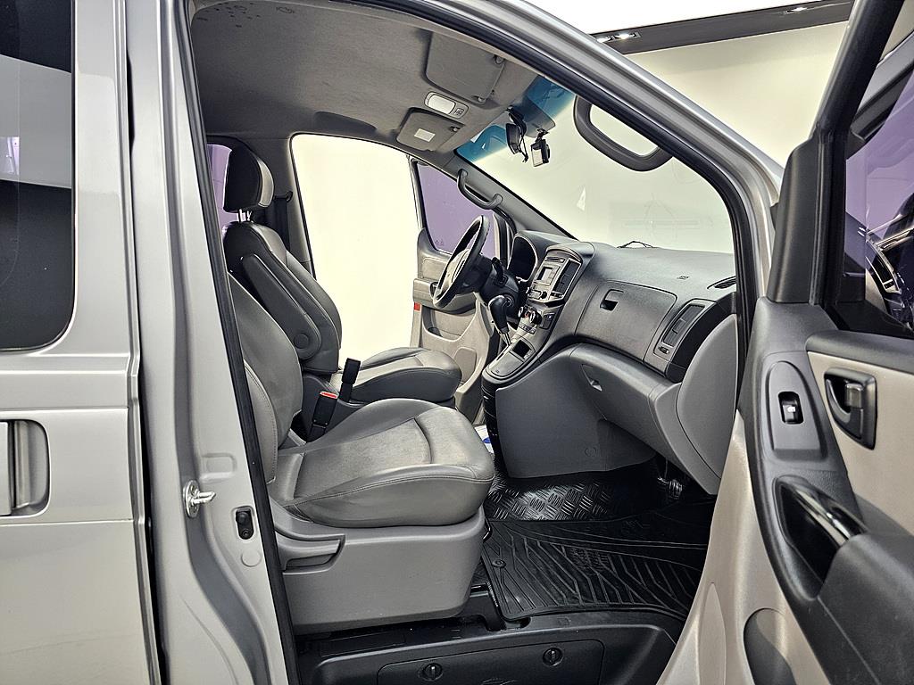 HYUNDAI Starex - Vista 10