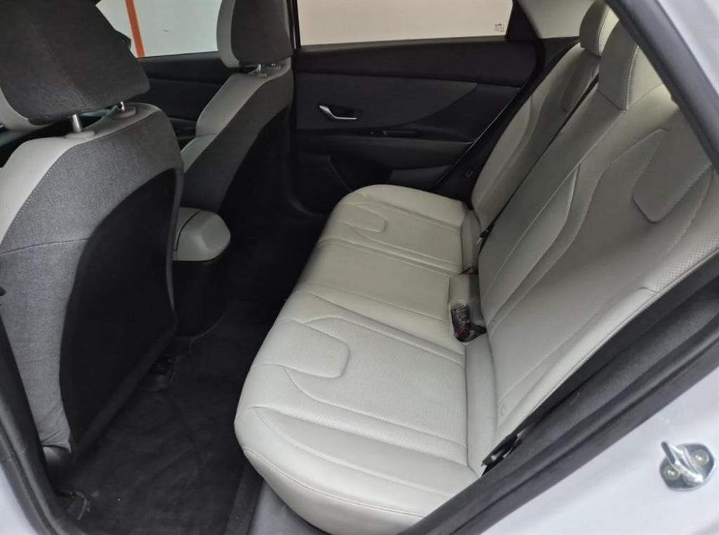 HYUNDAI Avante - Vista 12