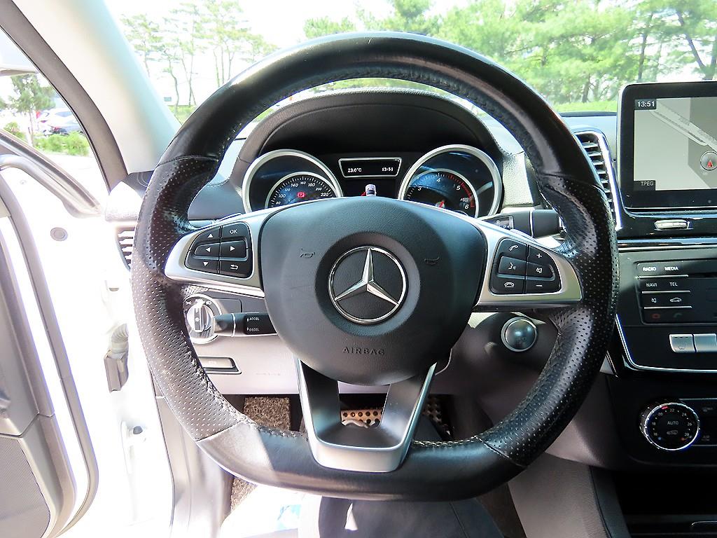 Mercedes Benz GLE Class - Vista 8