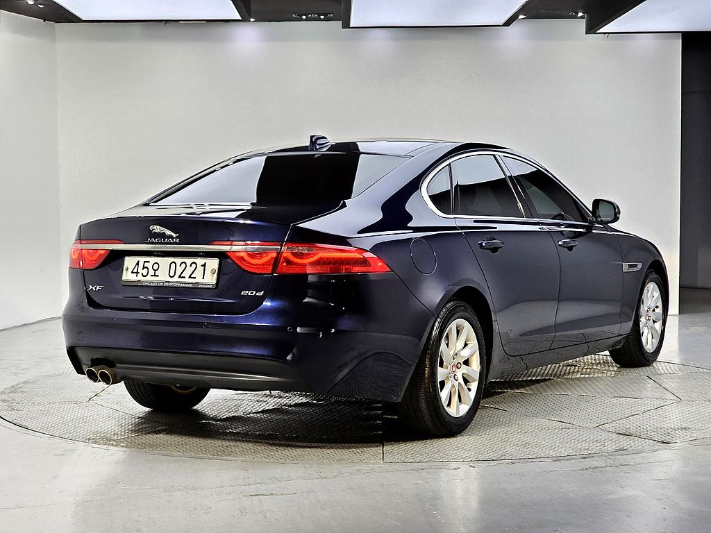 Jaguar XF - Vista 4