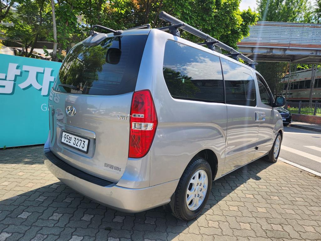 HYUNDAI Starex - Vista 3