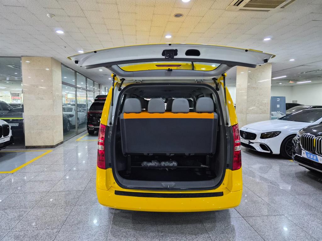 HYUNDAI Starex - Vista 5