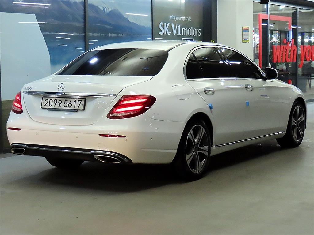 Mercedes Benz E class - Vista 4