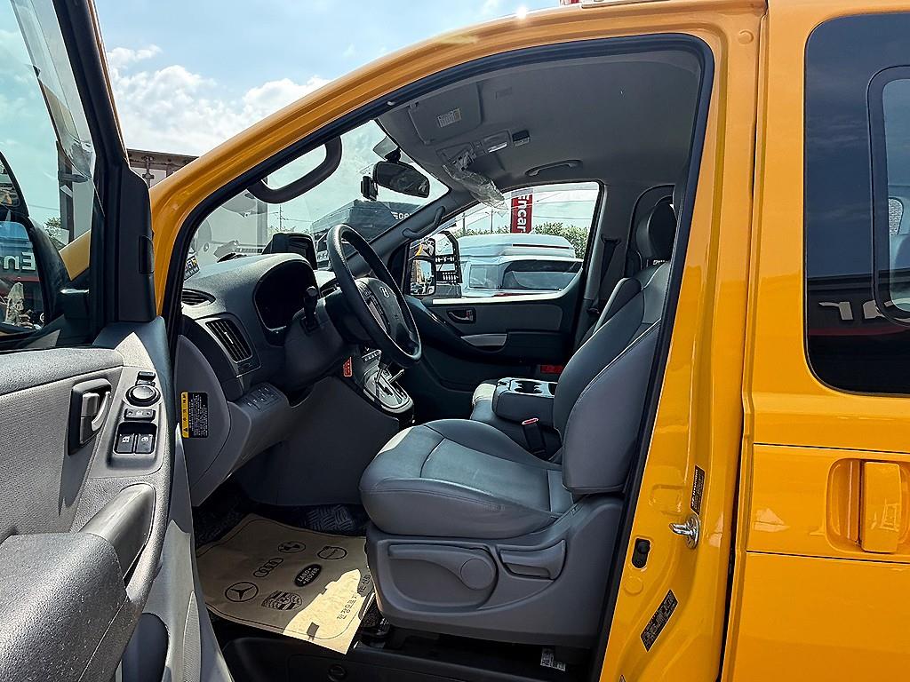 HYUNDAI Starex - Vista 6