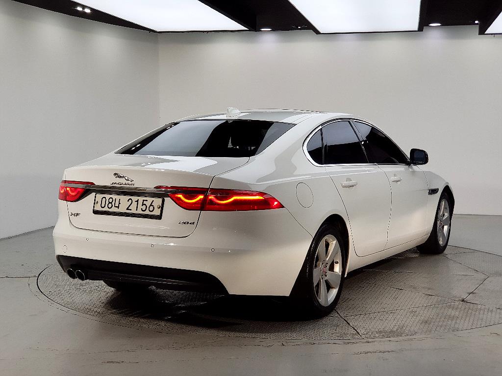 Jaguar XF - Vista 4
