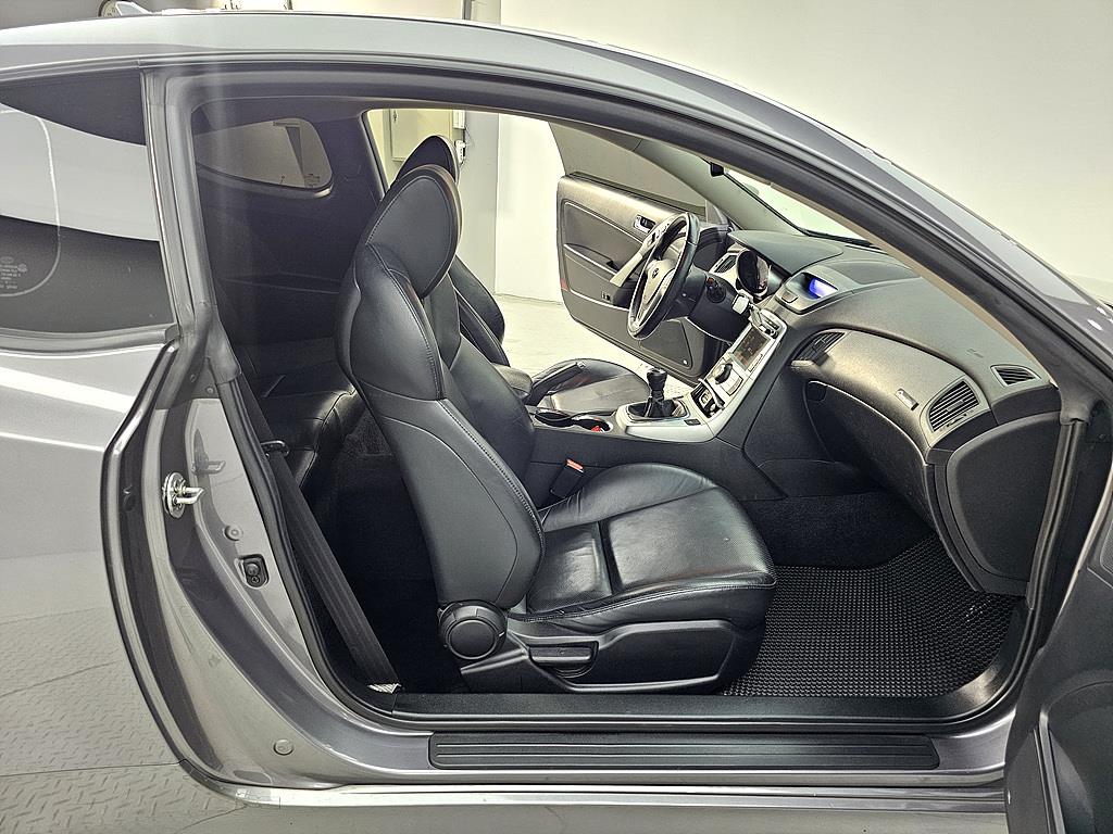 HYUNDAI Genesis - Vista 5