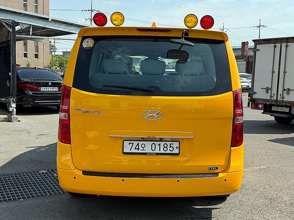 HYUNDAI Starex - Vista 3