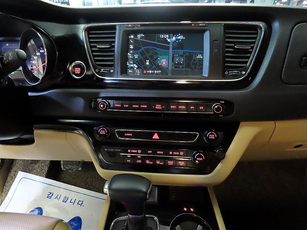 KIA Carnival - Vista 11
