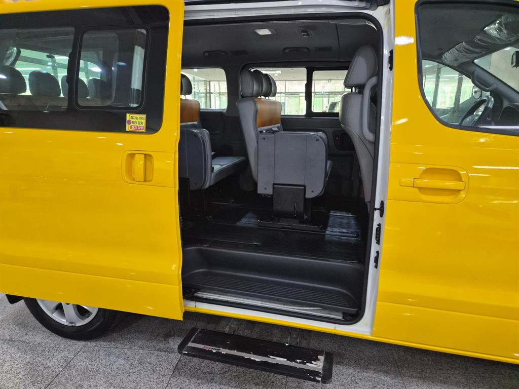 HYUNDAI Starex - Vista 7