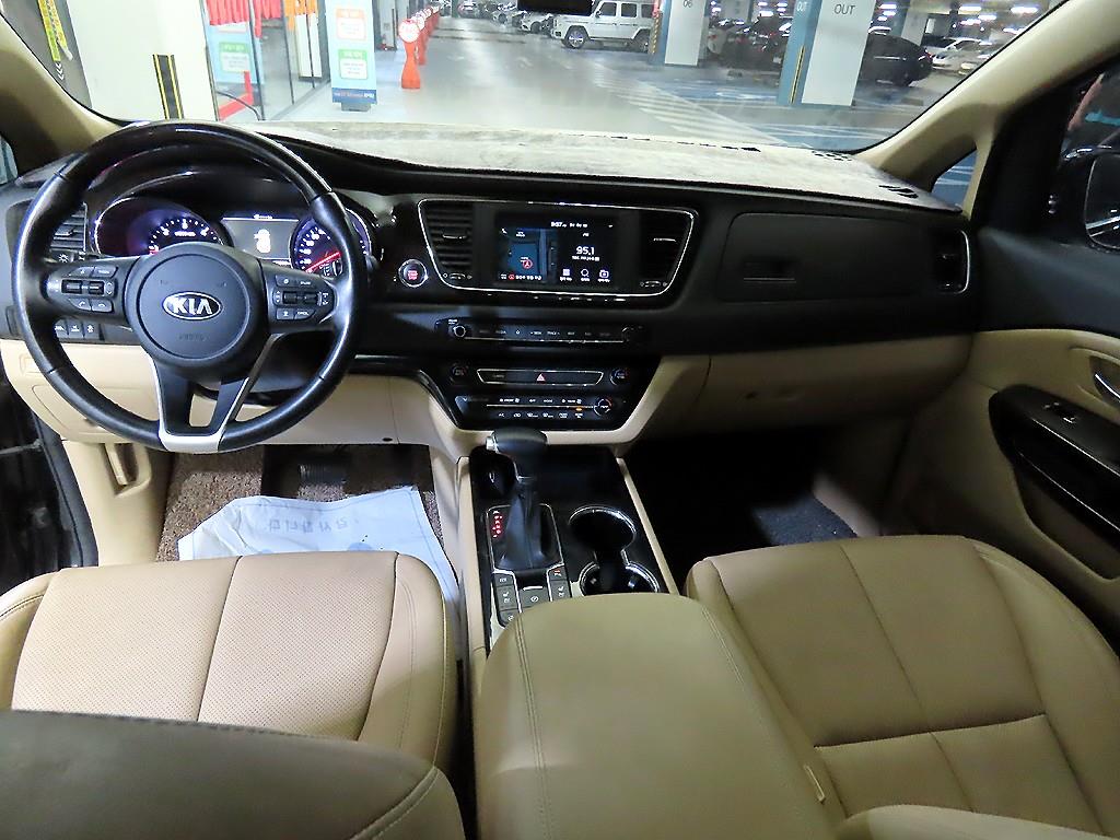 KIA Carnival - Vista 10
