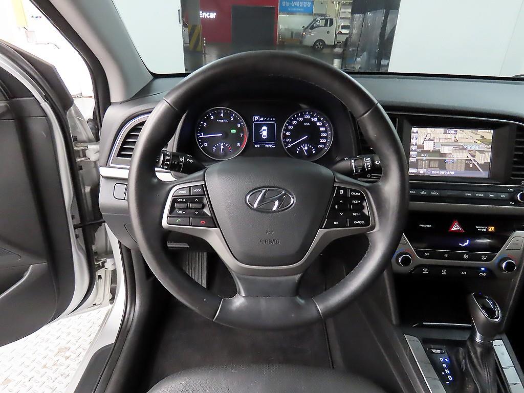 HYUNDAI Avante - Vista 9