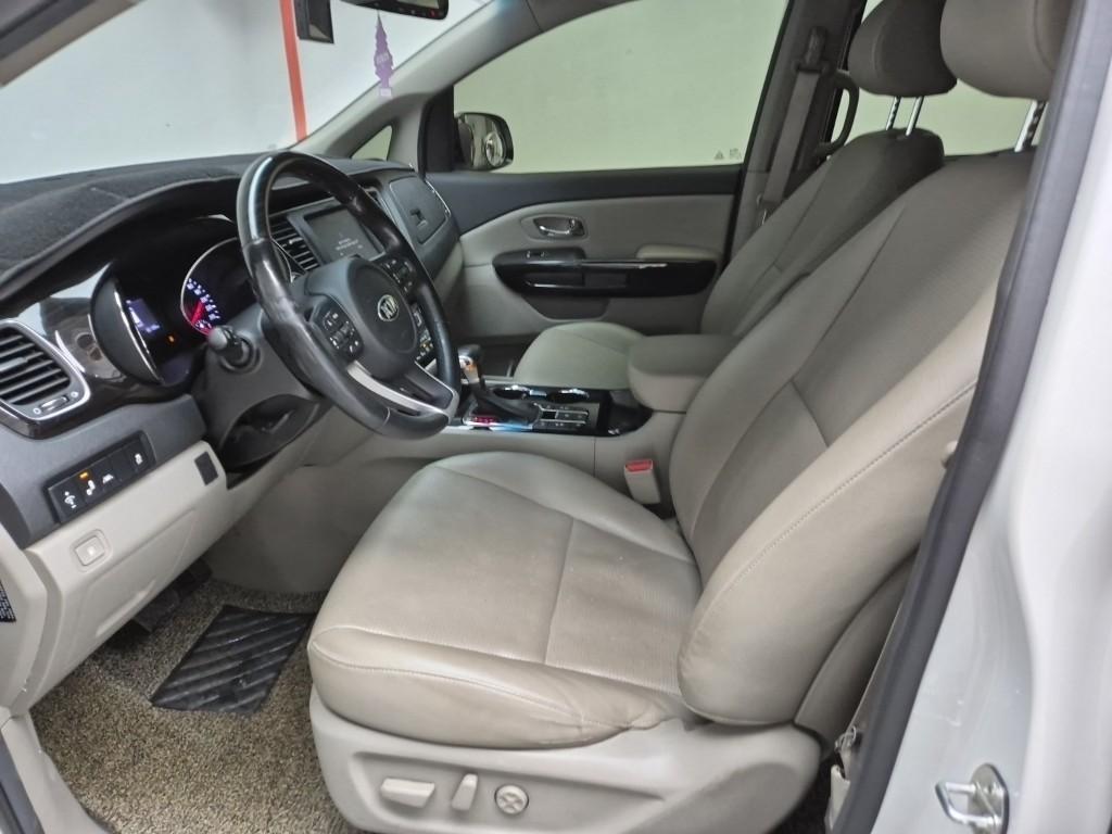 KIA Carnival - Vista 11