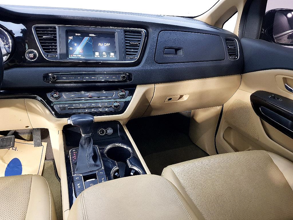 KIA Carnival - Vista 10