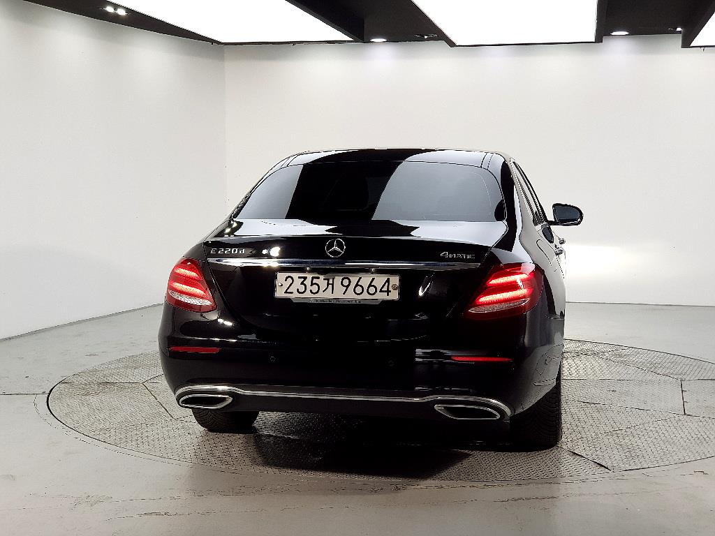 Mercedes Benz E class - Vista 3