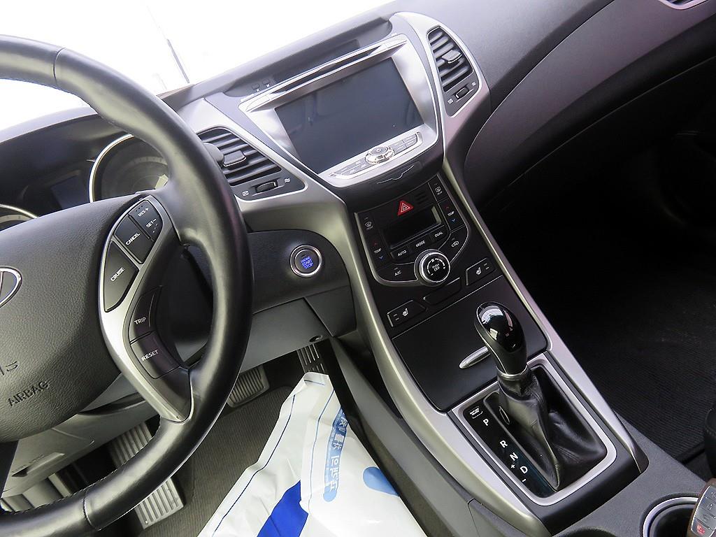 HYUNDAI Avante - Vista 10